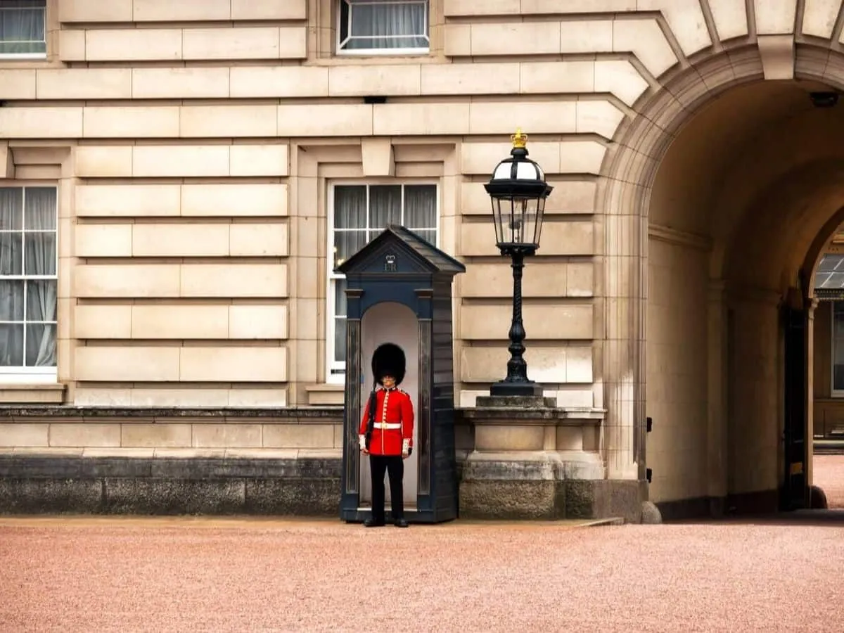 royal-guards-slip-up-at-buckingham-palace-caught-on-camera