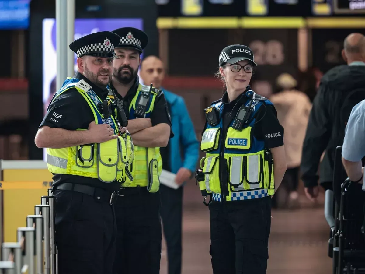 manchester-airport-incident-three-officers-injured-in-unauthorized-parking-confrontation