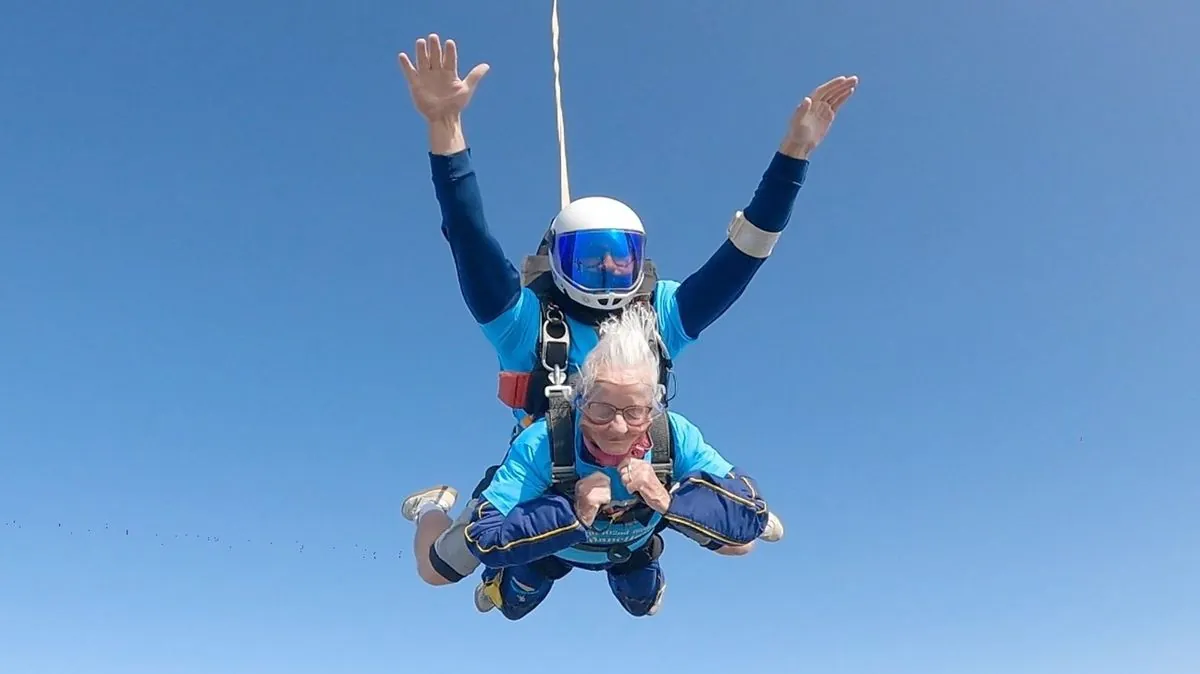 102-year-old-wwii-veteran-becomes-uks-oldest-skydiver