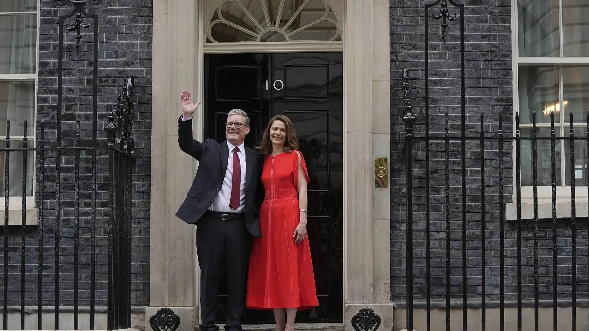 starmer-removes-thatcher-portrait-from-10-downing-street-sparking-debate