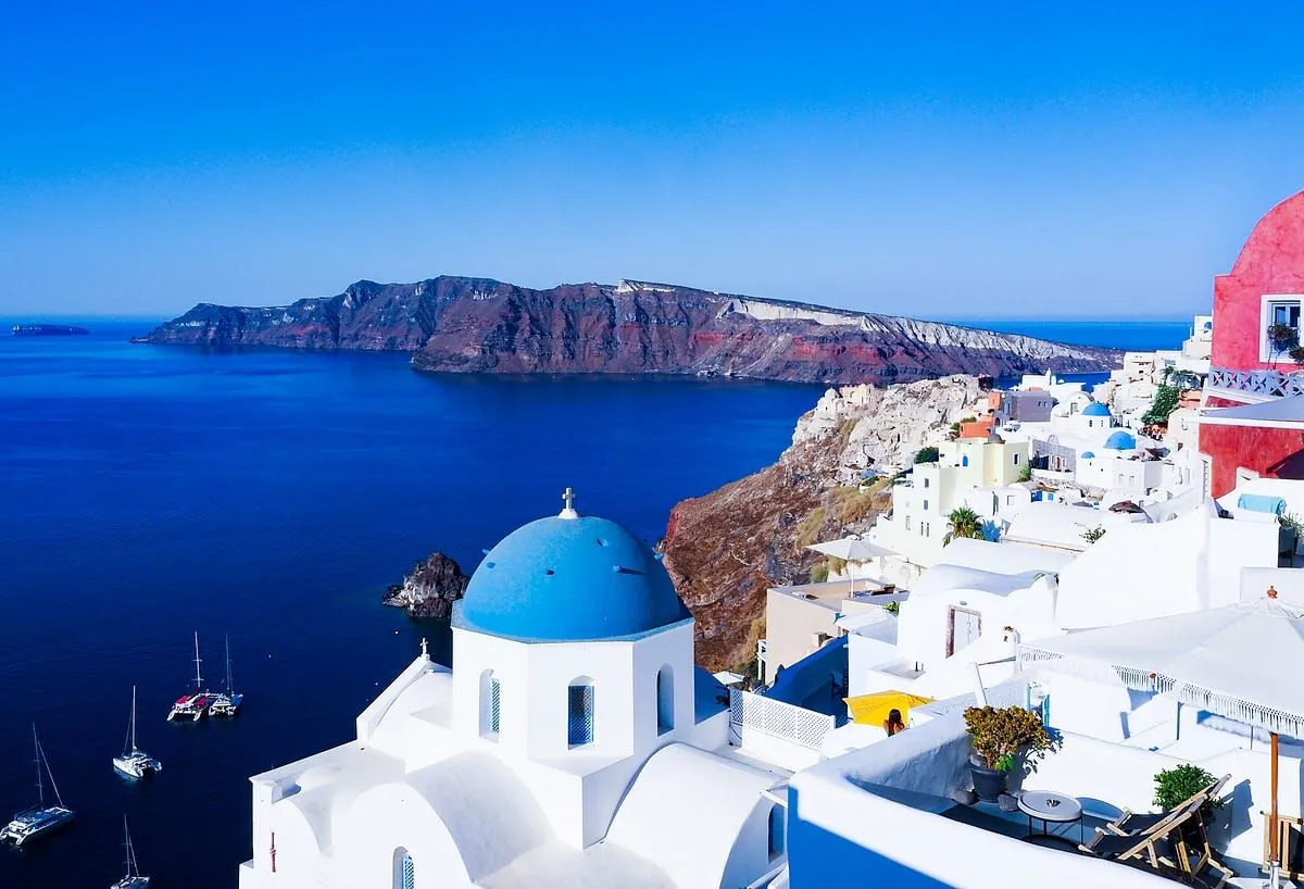 greece-to-halt-new-hotel-construction-in-santorini-amid-tourism-concerns