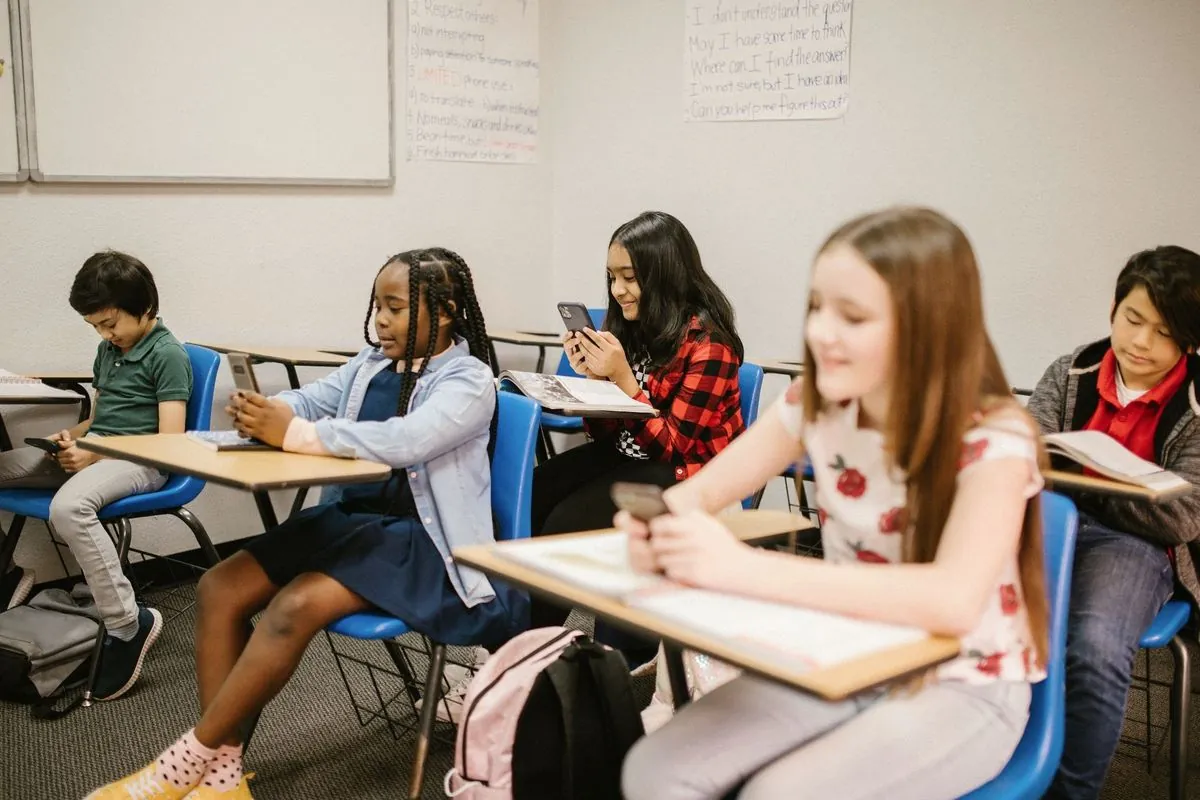 London School Pioneers 'Brick Phone' Policy, Bans Smartphones