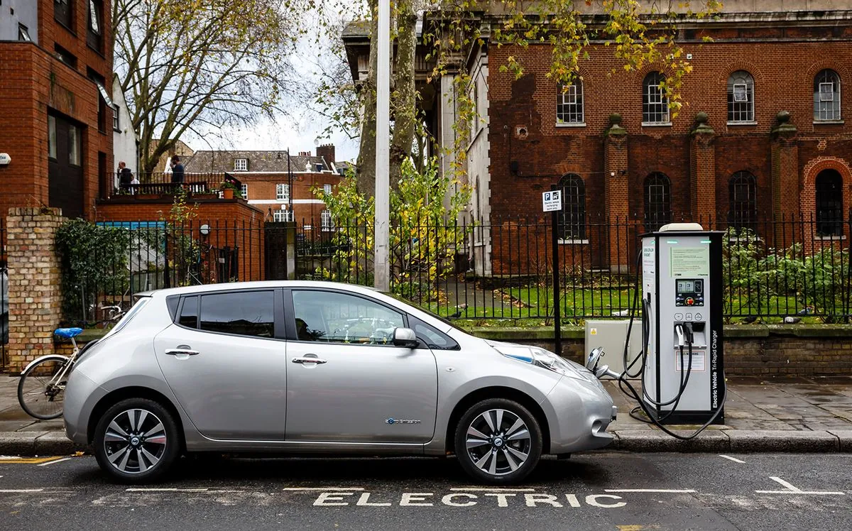 UK's Electric Car Mandate Sparks Debate on Consumer Choice and Industry Impact