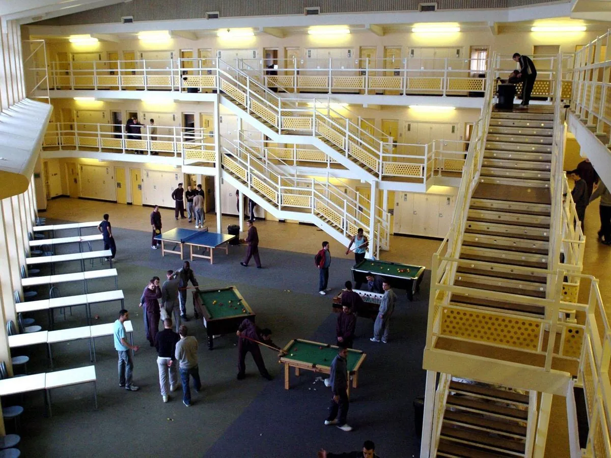 uk-prison-crisis-early-releases-and-political-shifts