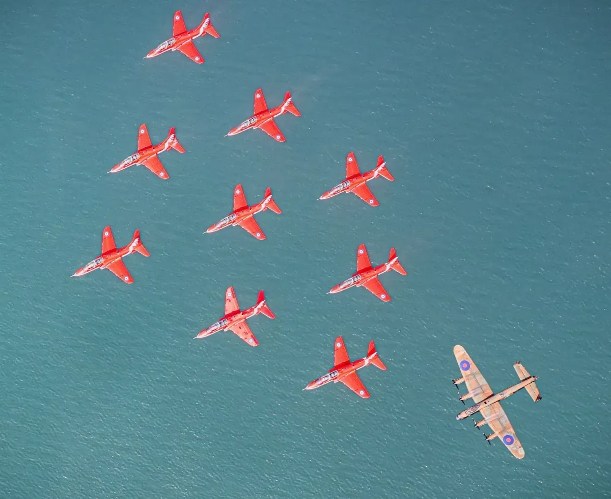 red-arrows-dazzle-at-niagara-falls-in-rcaf-centenary-tour