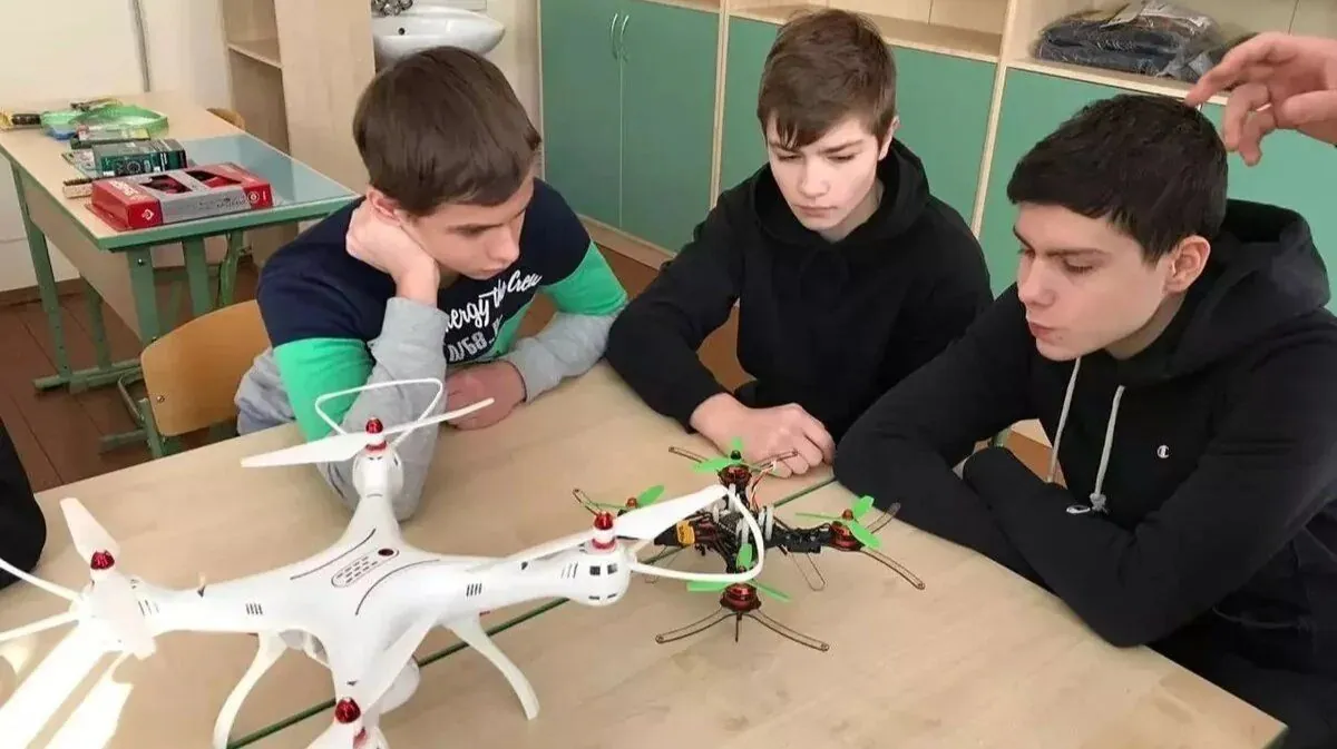 russia-introduces-drone-studies-textbook-for-teenagers-in-schools