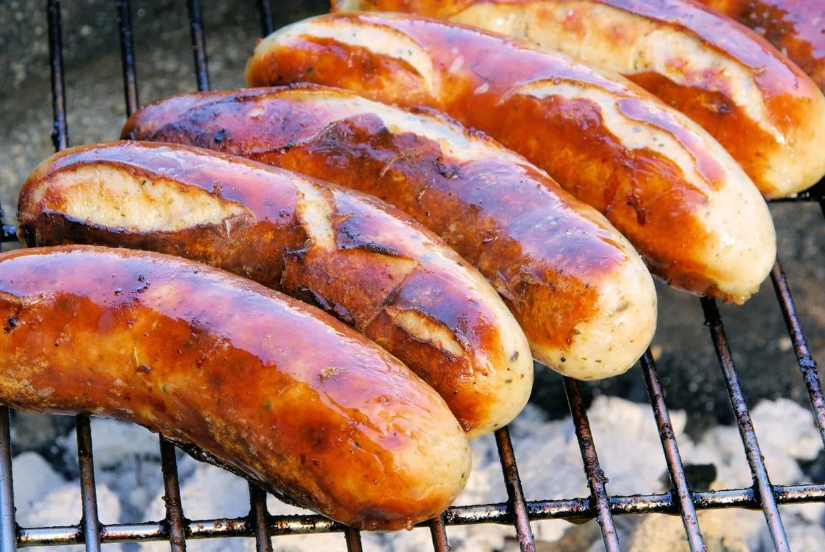 british-pub-serves-up-40-foot-bratwurst-for-oktoberfest-celebration